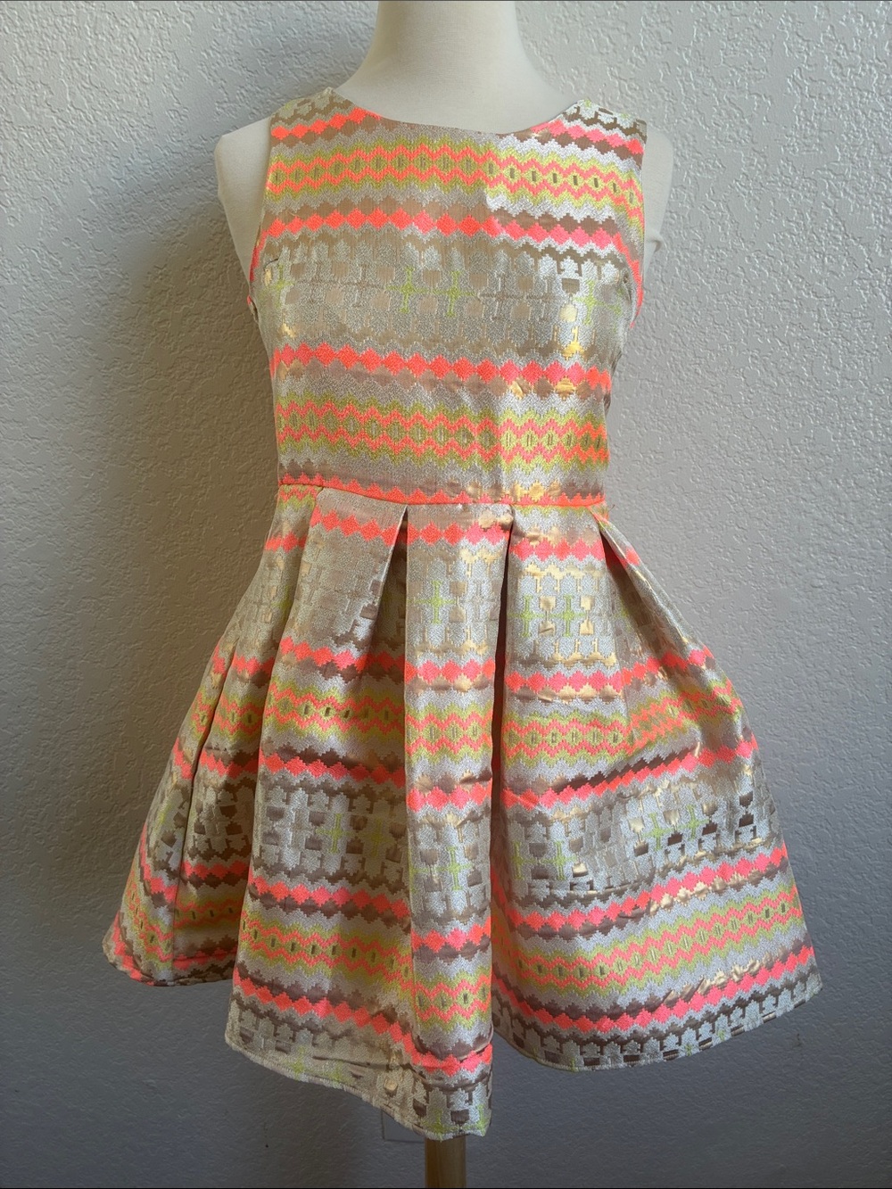 Sleeveless Neon Chevron Party Dress for Girls - Pink and Gold